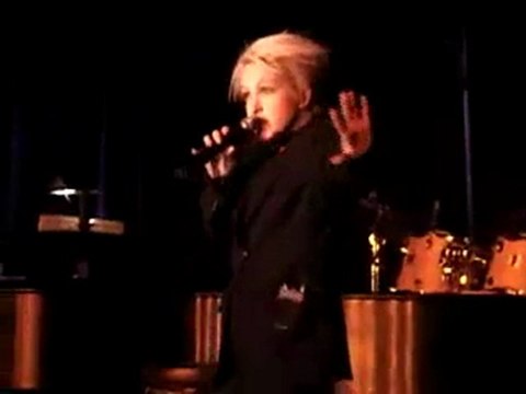 Cyndi Lauper Sings La Vie En Rose letra:Edith.Piaf