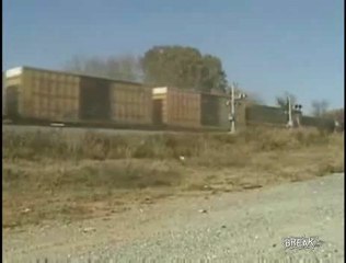 SON SÜRAT GELEN TREN TIRI BÖYLE PARÇALADI