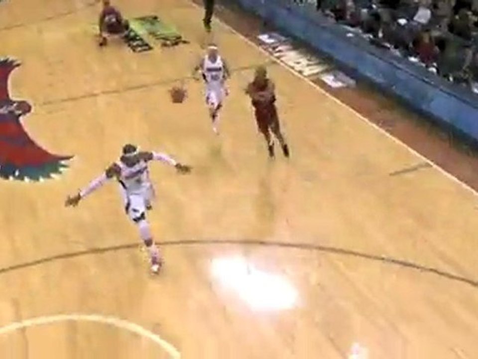 Josh Smith rises up and blocks Quentin Richardson's dunk att