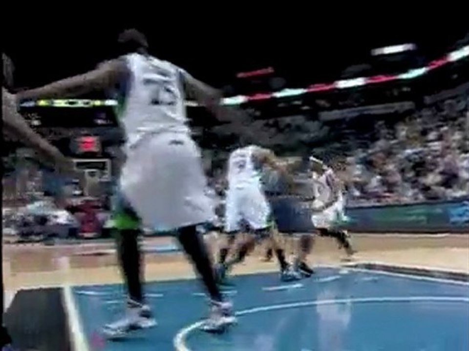 Nazr Mohammed picks up the loose ball and dunks to put the B