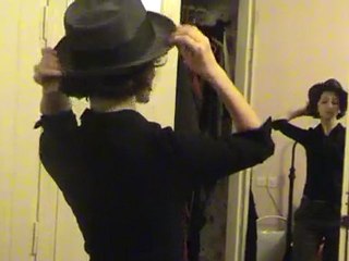 Shinny swinging people