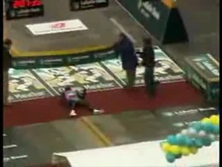 marathonman chute sur la ligne d'arrivée