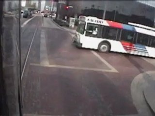 Un train percute un bus à HOUSTON CHOC