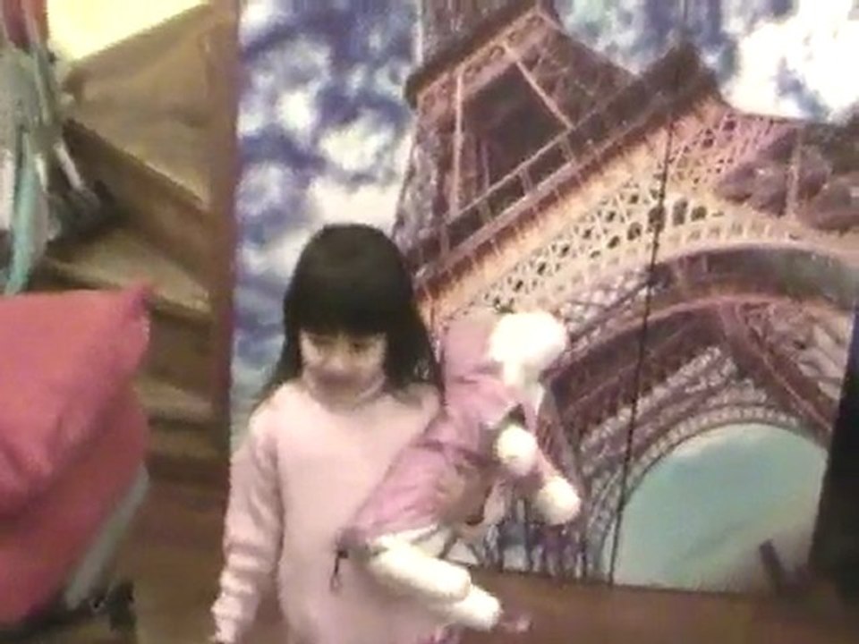 Petit papa Noel interprété ( en play back ! ) chant de Noel