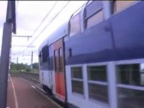 UNE RAMES Z5600 ET 20500 PART DE LA GARE DE MORET VOIE 1L
