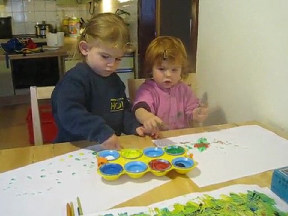 Lea et Marie font de la peinture oct 2009
