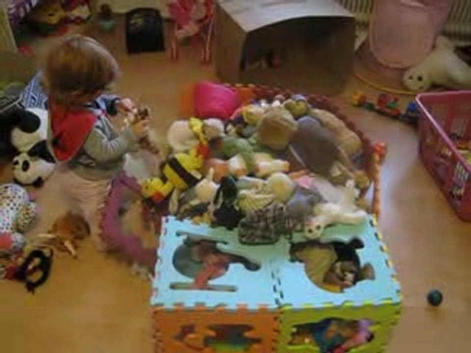 Lea se cache avec les peluches nov 2009