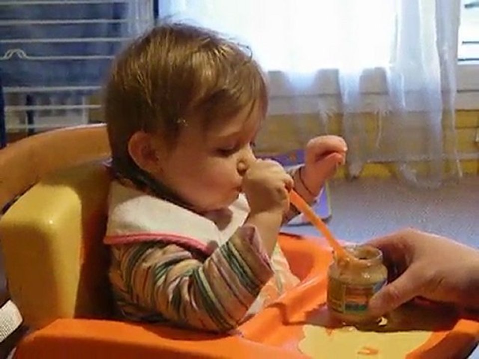 Laora mange à la cuillère !!