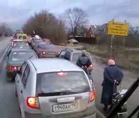 Les embouteillages c'est pour tout le monde,même les pietons