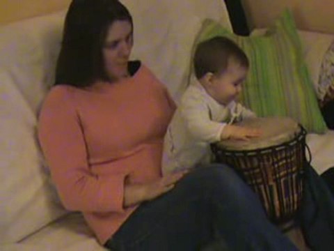 Ma puce joue du Djambe.... La classe ! lol