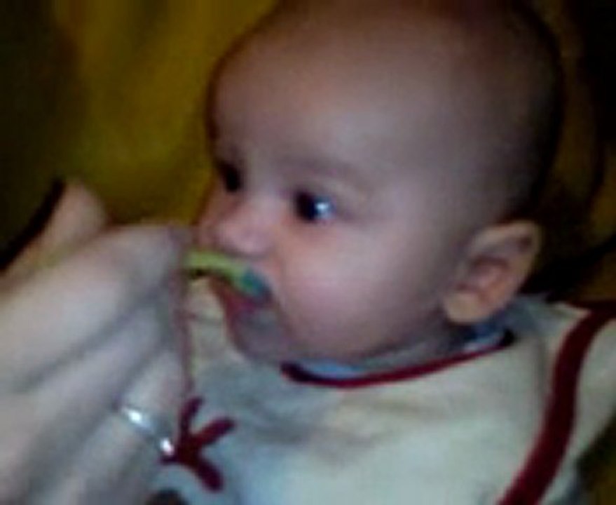 Mathéo mange son petit pot