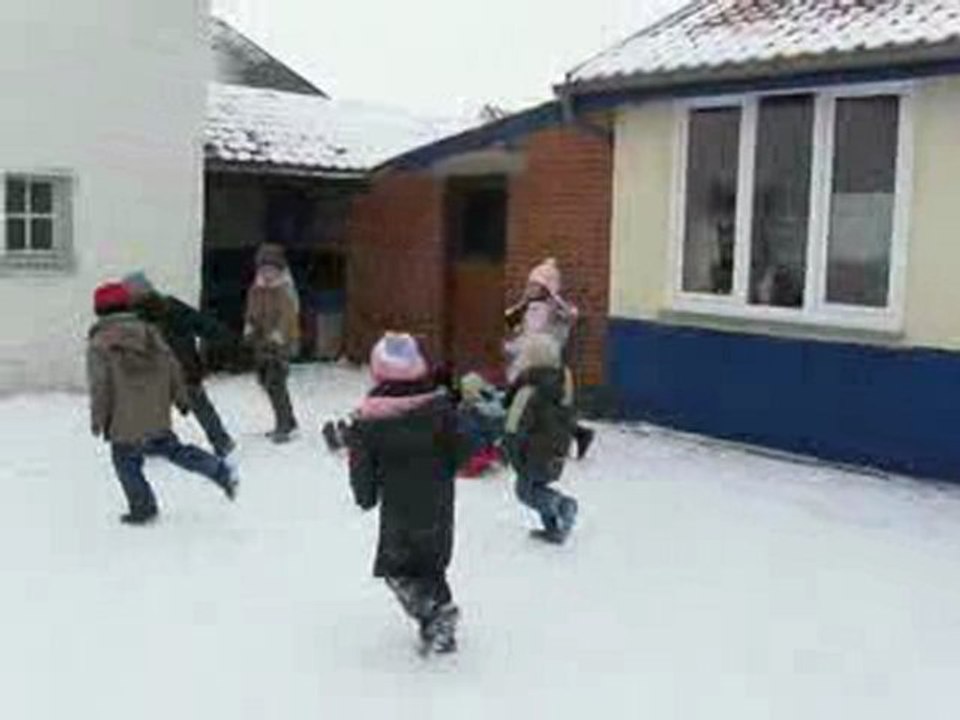 Glissades dans la cour de récréation!