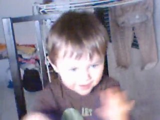 enzo danse devant l'écran