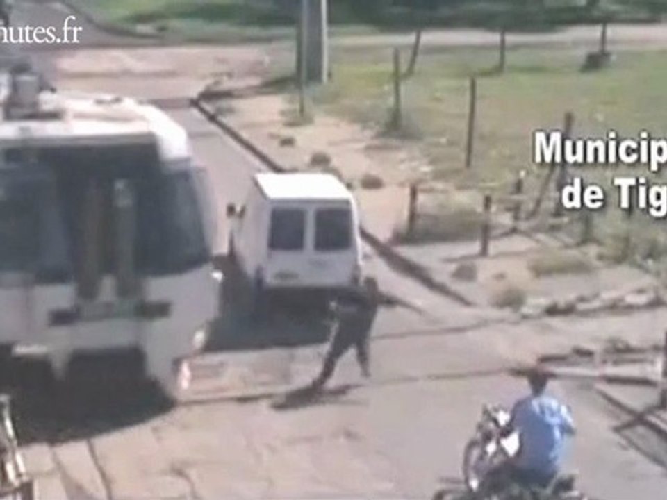 De justesse, il sauve quelqu'un sur un passage à niveau