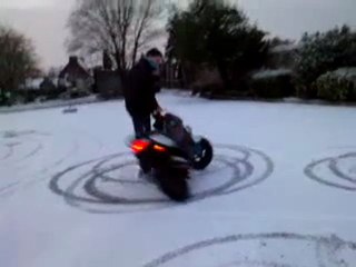 seb sous la neige en scoot