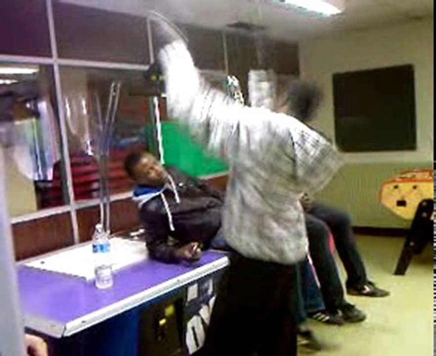 Kali Logobie Stains La "puissance"