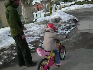 Romane fait du vélo