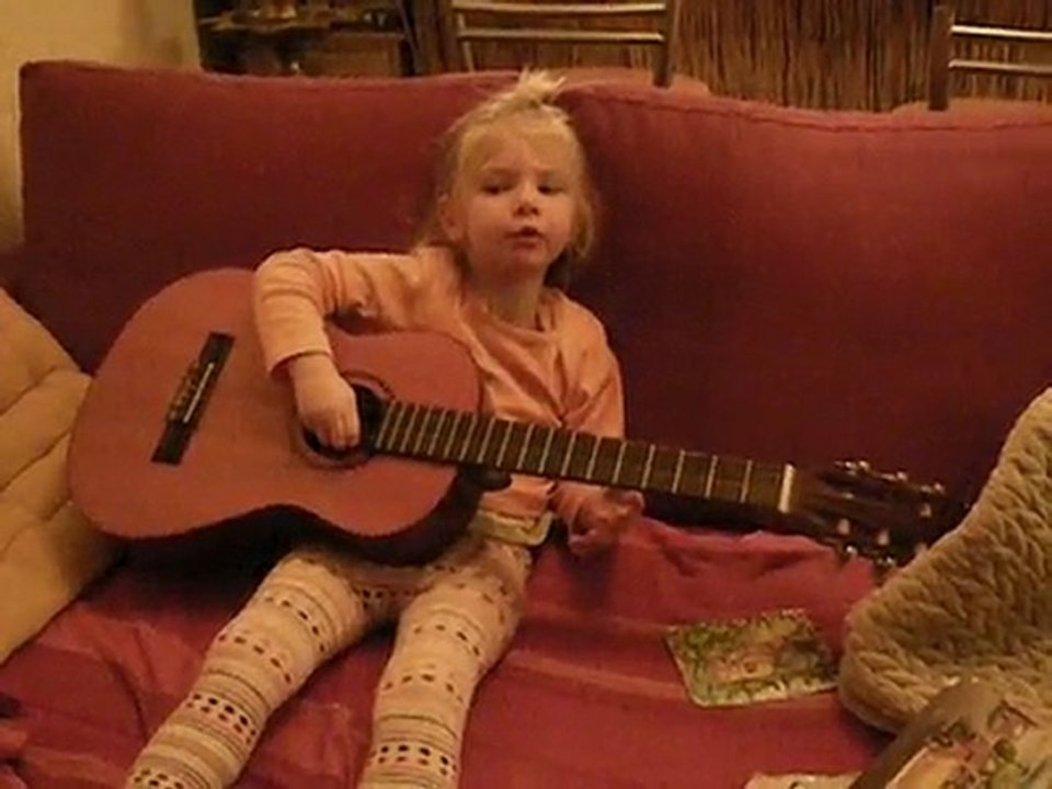 Romane joue de la guitare1