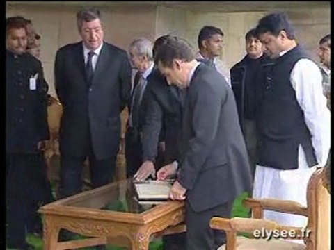 Dépôt de gerbe à Raj Ghat et signature du Livre d'or