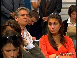 Luc CHATEL répond aux journalistes français et étrangers