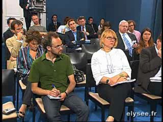 Luc CHATEL répond aux journalistes français et étrangers