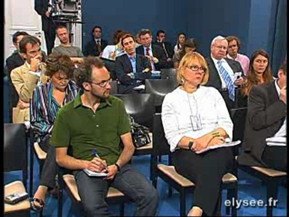 Luc CHATEL répond aux journalistes français et étrangers