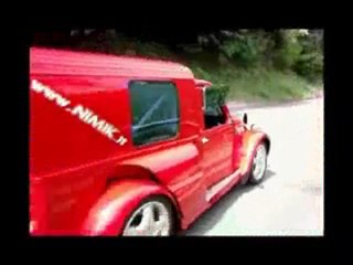 La 2CV  transformé en Ferrari