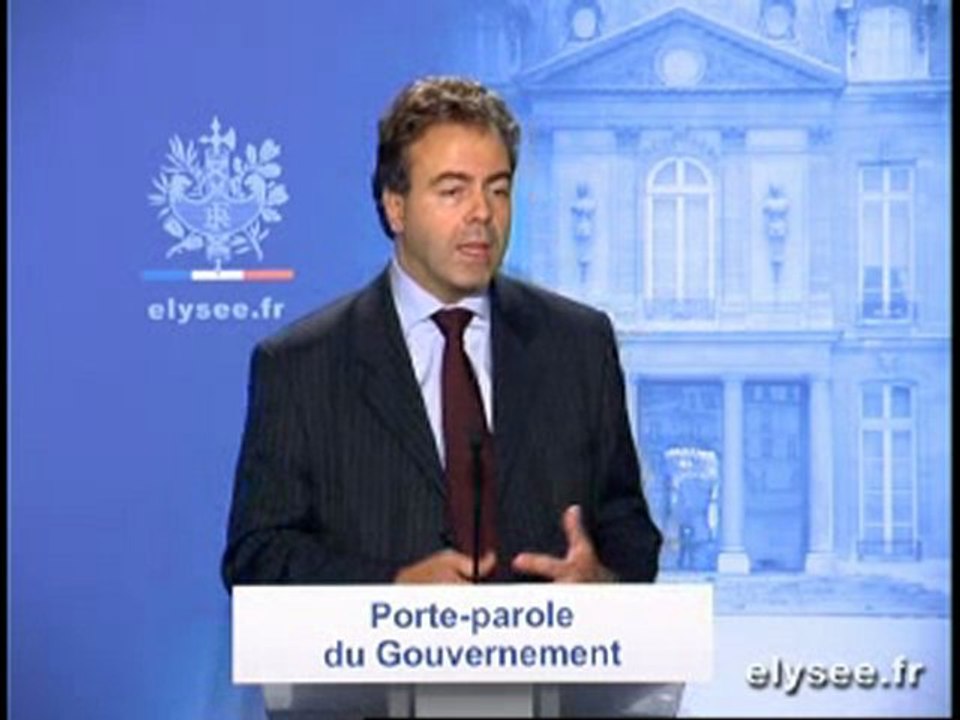 Luc CHATEL répond aux journalistes français et étrangers