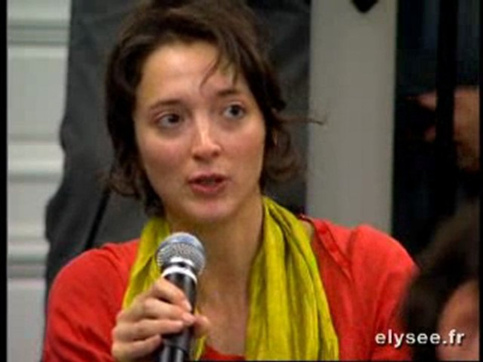 Luc CHATEL répond aux journalistes français et étrangers