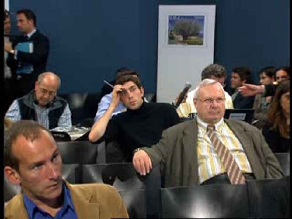 Luc CHATEL répond aux journalistes français et étrangers