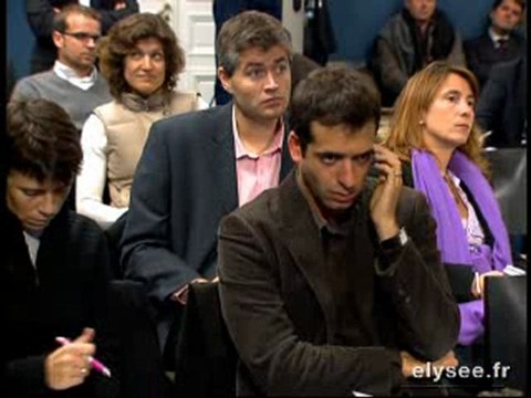 Luc CHATEL répond aux journalistes français et étrangers