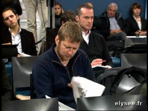 Luc CHATEL répond aux journalistes français et étrangers