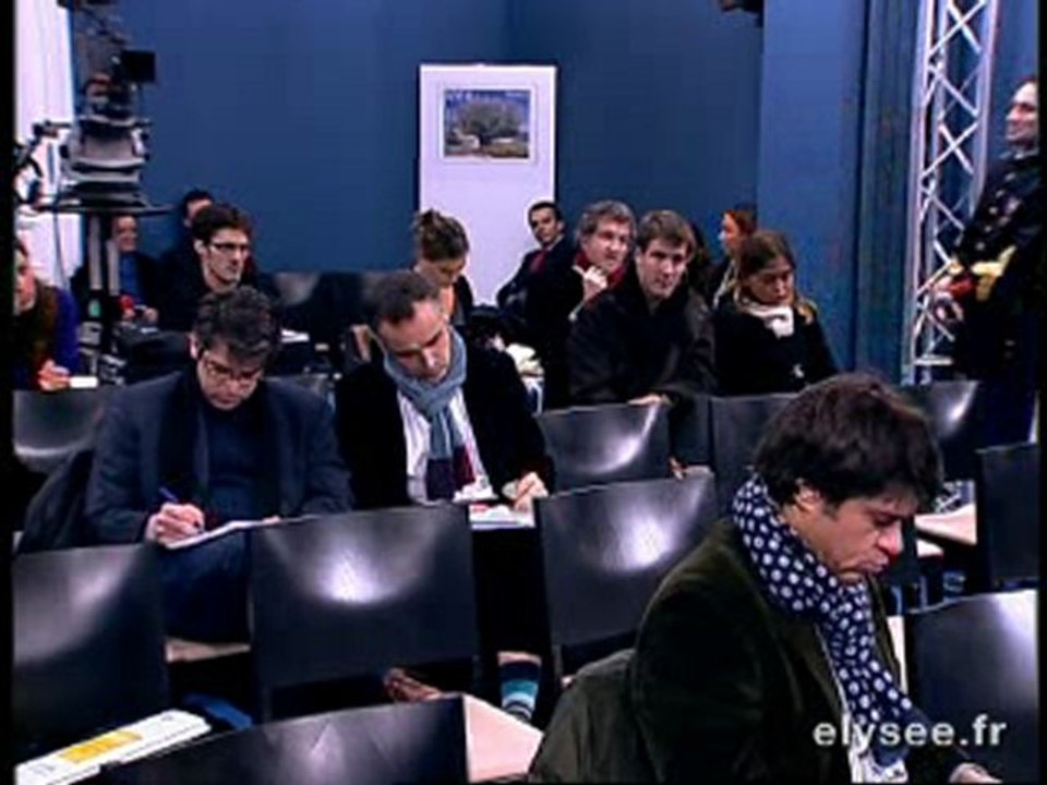 Luc CHATEL répond aux journalistes français et étrangers