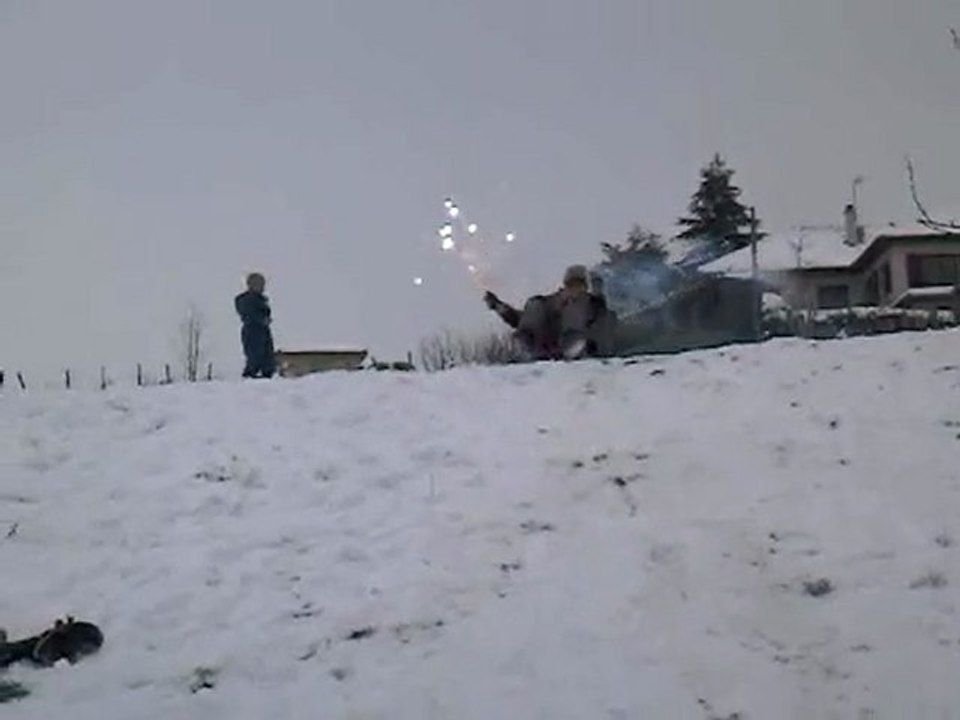 regis allume une chandelle en luge