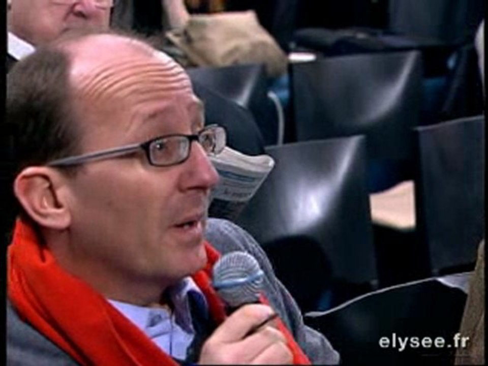 Luc CHATEL répond aux journalistes français et étrangers