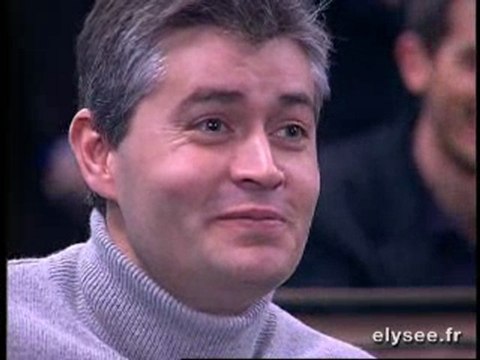 Luc CHATEL répond aux journalistes français et étrangers