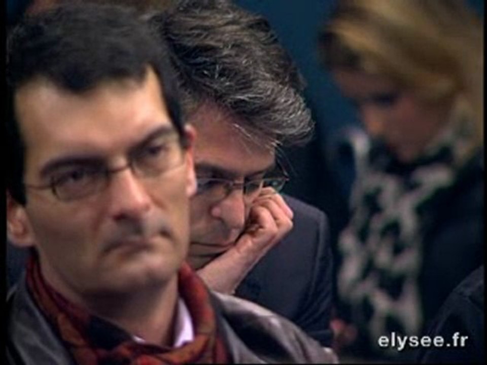 Luc CHATEL répond aux journalistes français et étrangers