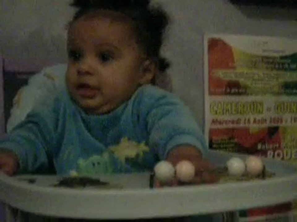 bb sur sa chaise haute