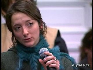 Luc CHATEL répond aux journalistes français et étrangers