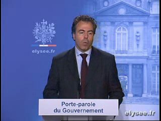 Luc CHATEL répond aux journalistes français et étrangers