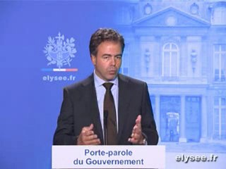 Luc CHATEL répond aux journalistes français et étrangers