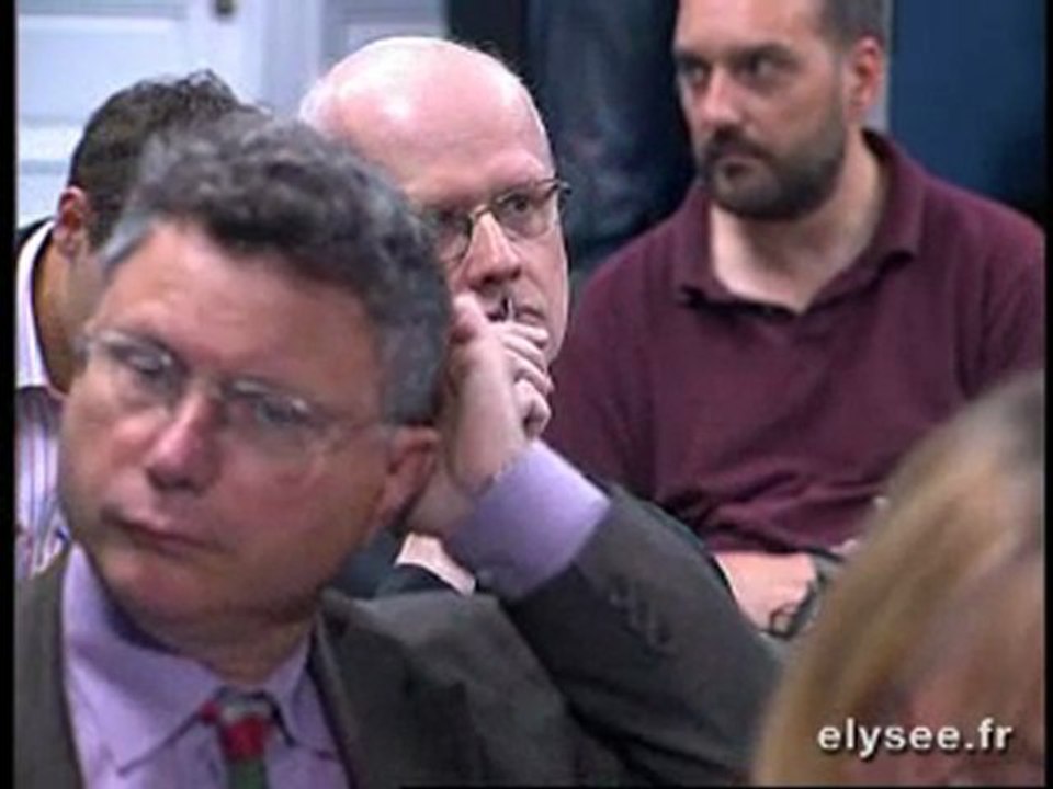 Luc CHATEL répond aux journalistes français et étrangers