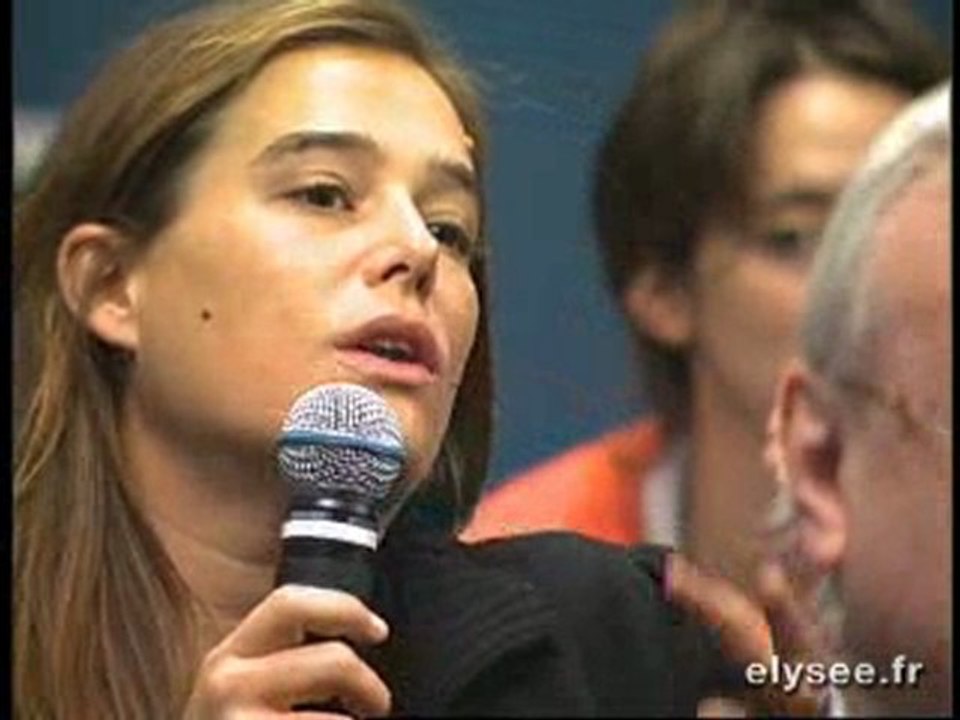 Luc CHATEL répond aux journalistes français et étrangers