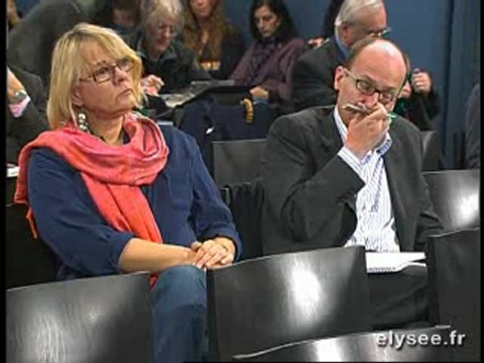 Luc CHATEL répond aux journalistes français et étrangers