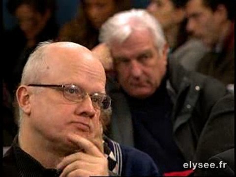 Luc CHATEL répond aux journalistes français et étrangers