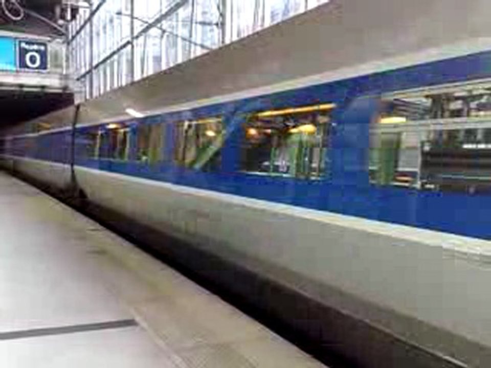 TGV PSE 23 entre en gare Lille Europe