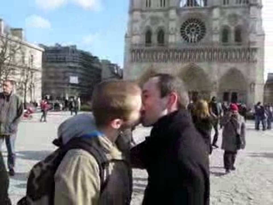 Kiss-in Saint Valentin parvis de Notre-Dame 14.02.10 à 14h