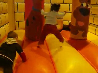 Sahra dans la structure gonflable II