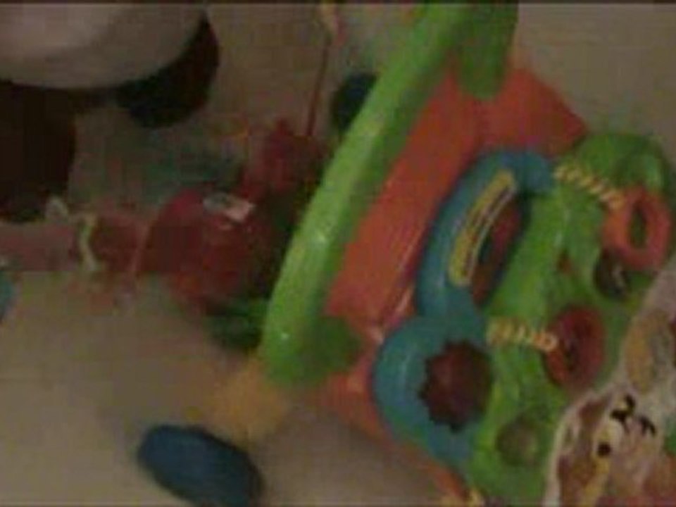 Clara marche avec son trotteur