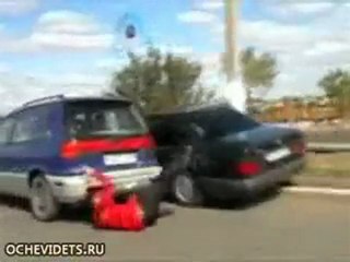 Il tombe de sa voiture en voulant faire le beau